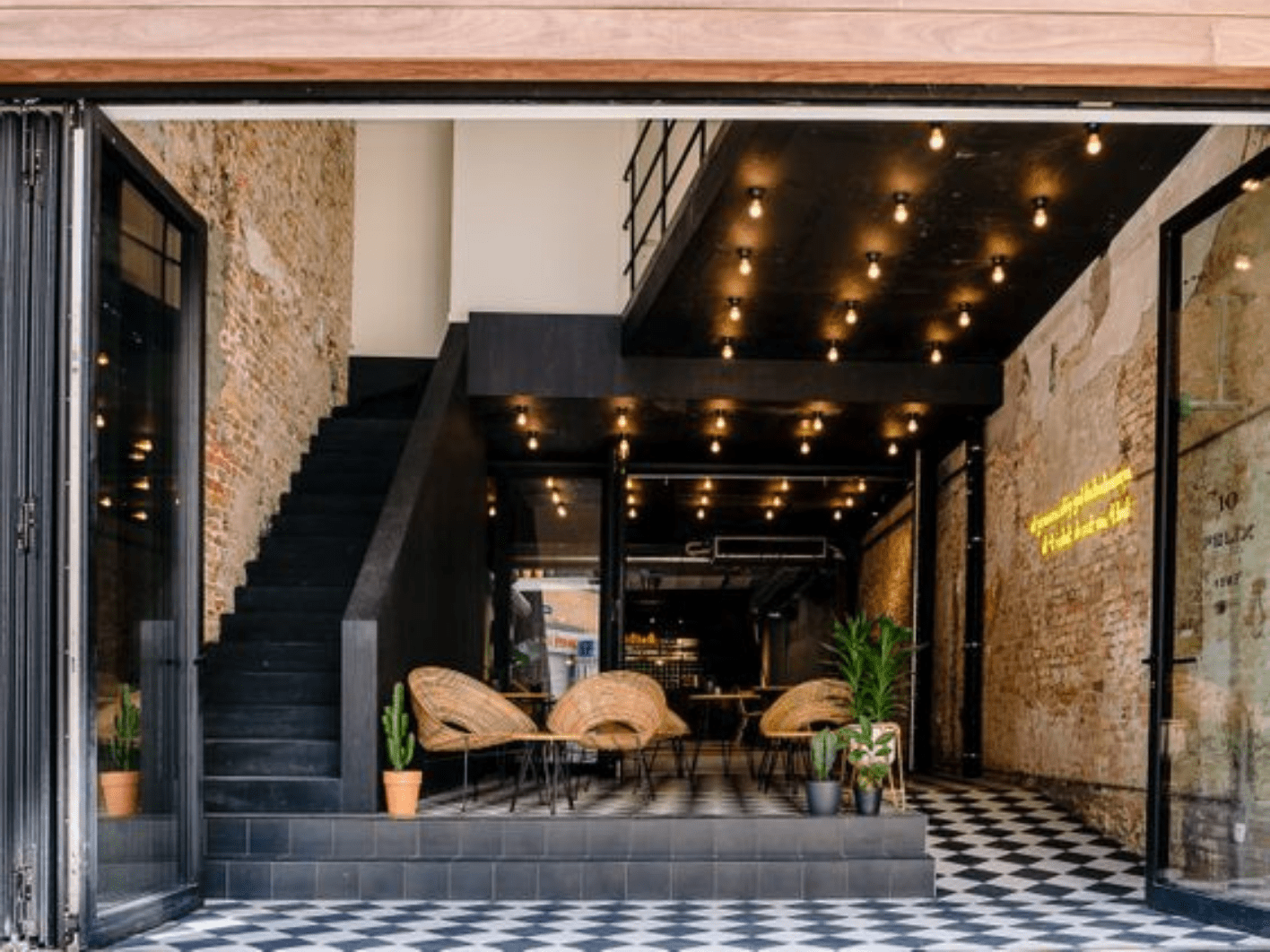 Vesitahrat puulattioissa